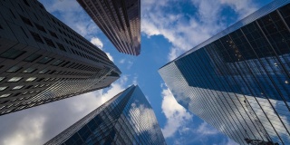 商业和金融概念，时间推移的观点仰望现代办公建筑在多伦多金融区，安大略省，加拿大