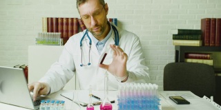 慢镜头拍摄的是一名医生在实验室写报告。研究开发现代疫苗