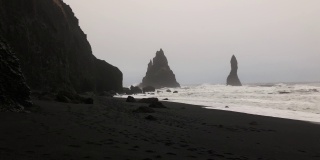 在冰岛的黑色沙滩上，阴沉的大风天