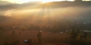 旱季农民农田鸟瞰图。清晨的美景。泰国那空，4K