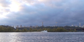 基辅位于祖国的第聂伯河。