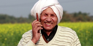上了年纪的农民在打手机