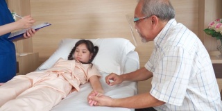 在医院的康复室里，父亲抚摸着女儿的手，安慰她
