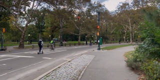 纽约中央公园。人们沿着小路散步，骑自行车，慢跑