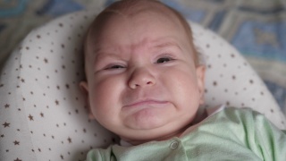 蹒跚学步的婴儿刚出生的婴儿正在大声哭闹视频素材模板下载
