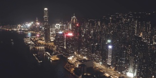 香港城市夜间的无人机图