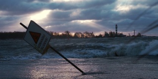 巨大的海浪冲击着拉脱维亚海岸的刹车标志。