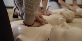近距离练习胸部按压假人在EMT急救训练