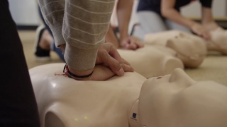 近距离练习胸部按压假人在EMT急救训练视频素材模板下载