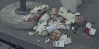 欧洲城市街道上的垃圾塑料垃圾人行道上的垃圾