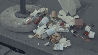 欧洲城市街道上的垃圾塑料垃圾人行道上的垃圾视频素材模板下载