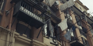 中国上海，阳台上挂着衣服的公寓外