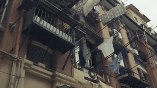 中国上海，阳台上挂着衣服的公寓外视频素材模板下载