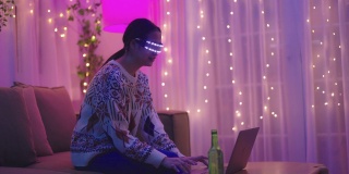 年轻女子戴着VR头盔玩游戏，在虚拟现实世界中享受乐趣