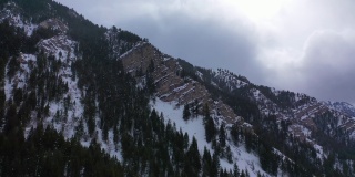 冬天，无人机在犹他州普罗沃峡谷的山腰拍摄降雪
