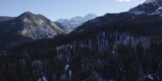 鸟瞰美国福克峡谷和冬季的定音鼓苟斯山，雪山