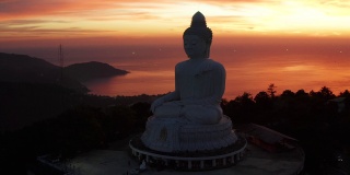 泰国普吉岛日落时分的大佛鸟瞰图