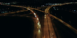 华沙郊区的夜景高速公路上的桥梁和高架桥。波兰。