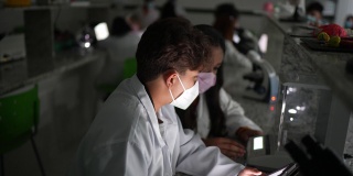 一名年轻男子在实验室课堂上使用数码平板电脑的肖像