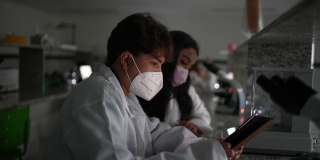 学生们在实验室里使用数码平板电脑