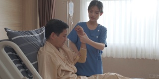 亚洲护理理疗师拉伸手臂肌肉的生理治疗。