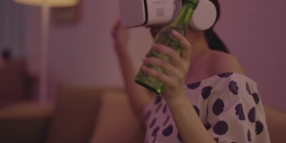 年轻女子戴着VR头盔玩游戏，在虚拟现实世界中享受乐趣