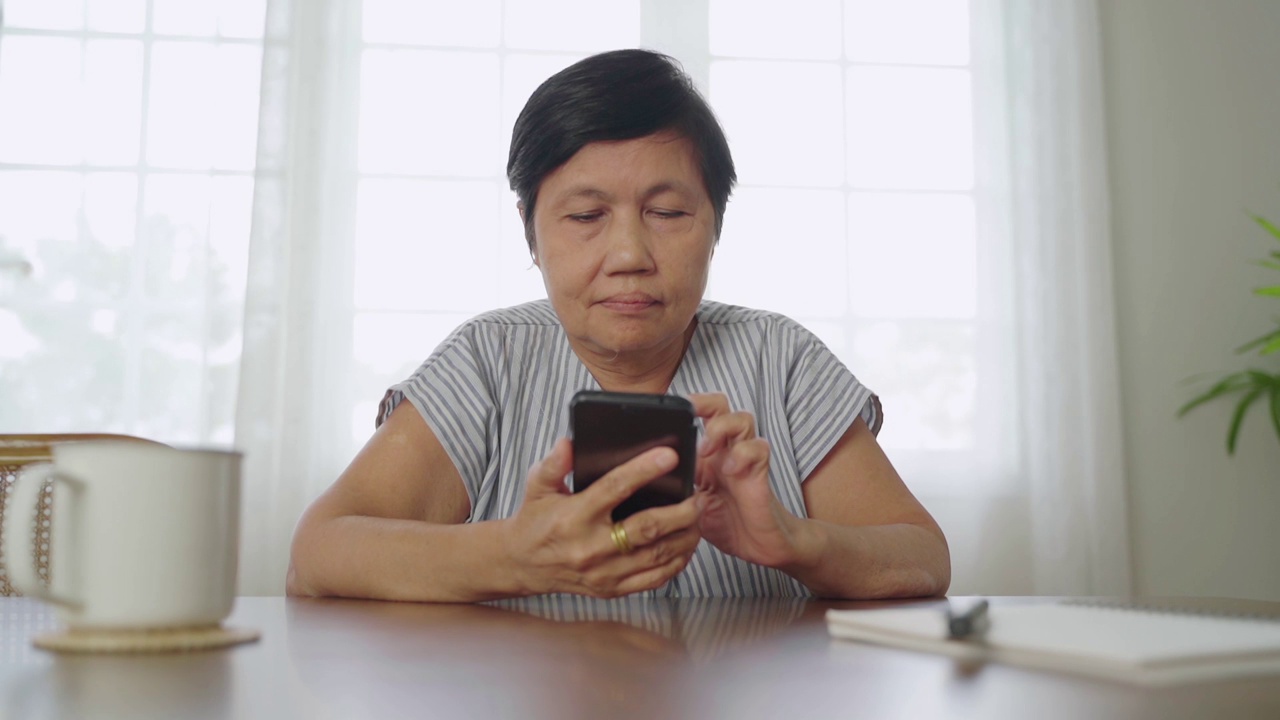 中国成熟的老年女性使用智能手机