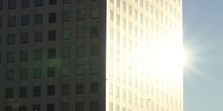 现代商业建筑在阳光照射下的玻璃反射