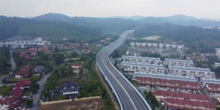 无人机拍摄到郊区一条空旷的高速公路。