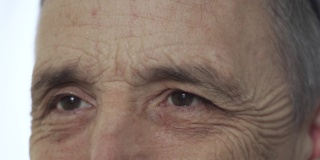 一个老人眼睛的情感肖像，特写，白色背景