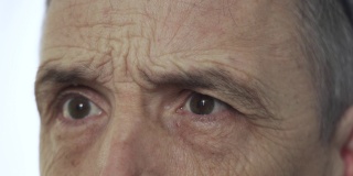 一个老人眼睛的情感肖像，特写，白色背景