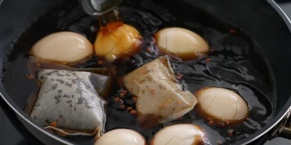 在家烹饪传统的台湾食物茶叶蛋。