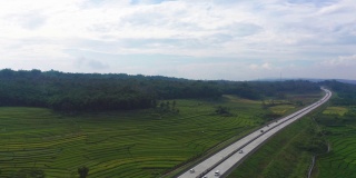 跨爪哇收费公路与稻田景观