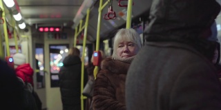 女人坐在城市公交车上。