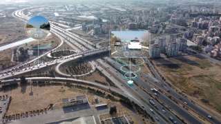 鸟瞰图:自动驾驶汽车穿过城市，超车。动画扫描可视化概念:人工智能数字化和分析前方道路视频素材模板下载