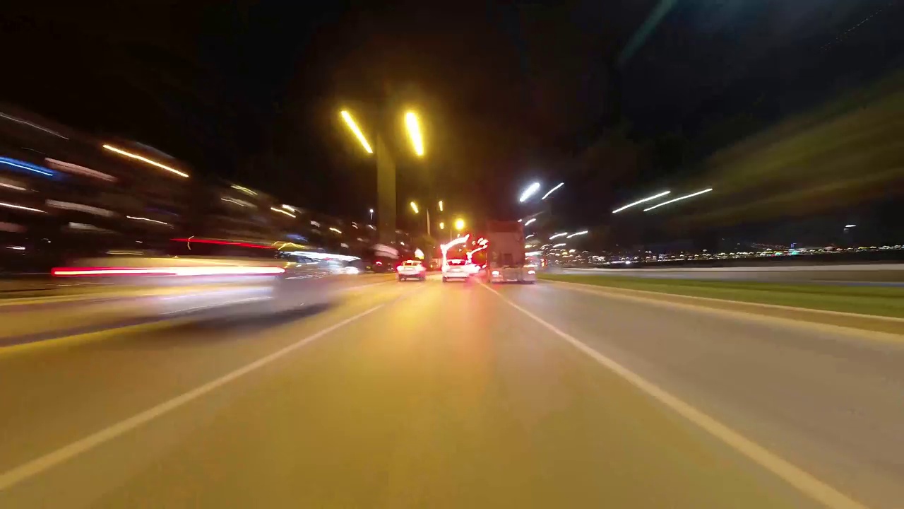 司机POV的4k超高清镜头的时间推移快动作，多光迹快速驾驶