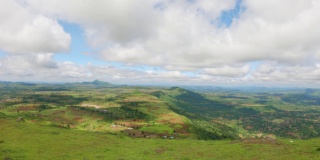 多莉变焦视差拍摄的山谷，从山上看到的徒步旅行期间，总督山在萨普塔拉在印度古吉拉特邦