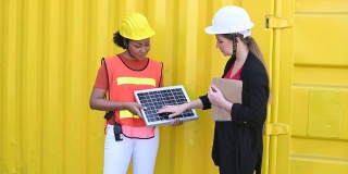 题目:非裔美国工程师与客户的太阳能电池板服务介绍