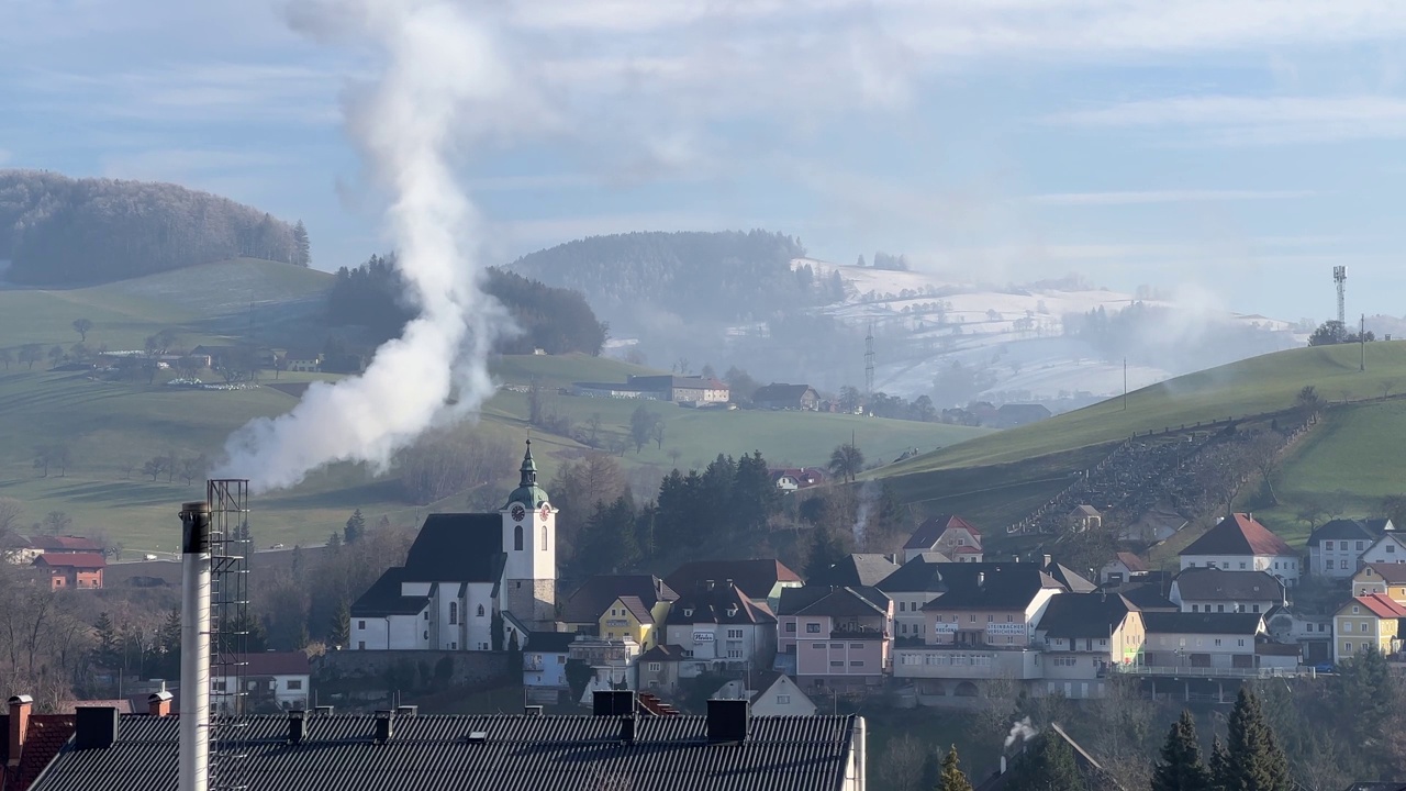 在Grünburg上看到美丽的景色，以及奥地利北部斯太尔山谷的斯坦巴赫
