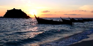 泰国沙都里浦岛的日落海滩上美丽的日落。