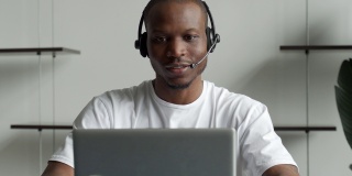 一名黑人男子是一名戴着免提耳机在办公室工作的客服人员