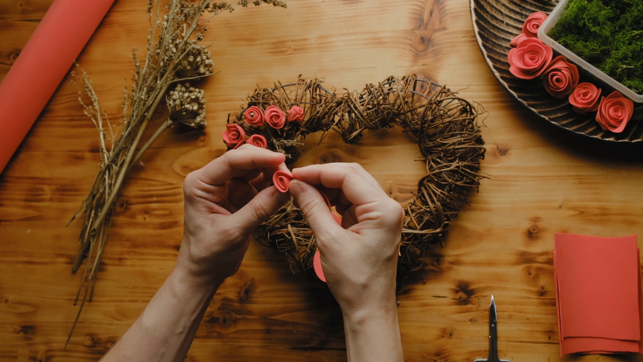 女性手制作diy花朵花环
