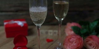 浪漫的爱情背景庆祝香槟戒指盒玫瑰礼物木信