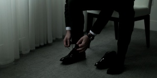 男人穿上他的鞋子。新郎。婚礼