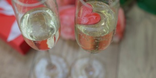浪漫概念两个酒杯，红色心形礼盒，粉色玫瑰木制