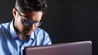一个年轻人用笔记本电脑窃取个人信息视频素材模板下载