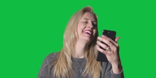 中年妇女视频聊天在电话上的绿色屏幕