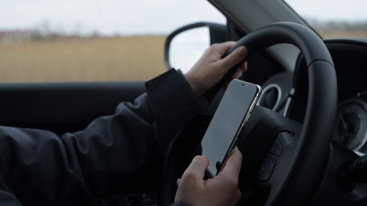 在高速公路上开车时使用移动智能手机