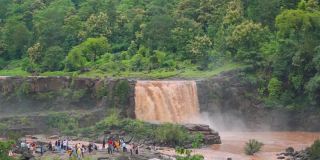 在印度古吉拉特邦党区萨普特拉附近的瓦格海，游客们正在观看从悬崖上坠落的吉拉瀑布。