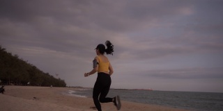 一个坚定的女人在日落时跑到外面的4k视频片段。
